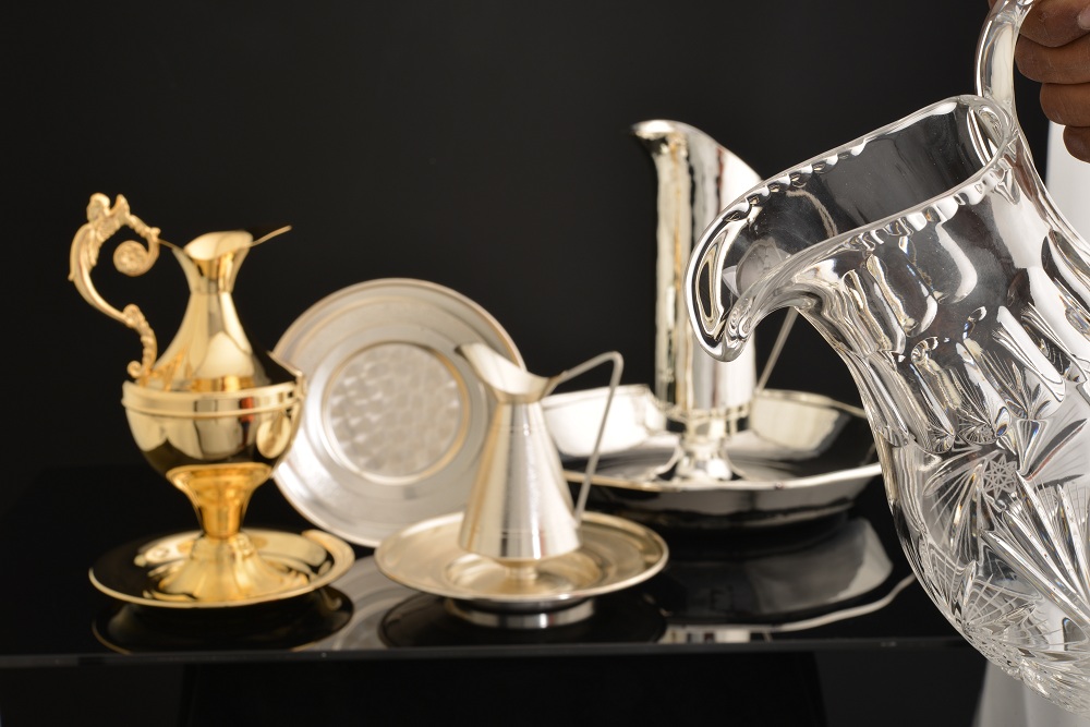 Pitchers for manuterges in religious ceremonies Manuterge ewers