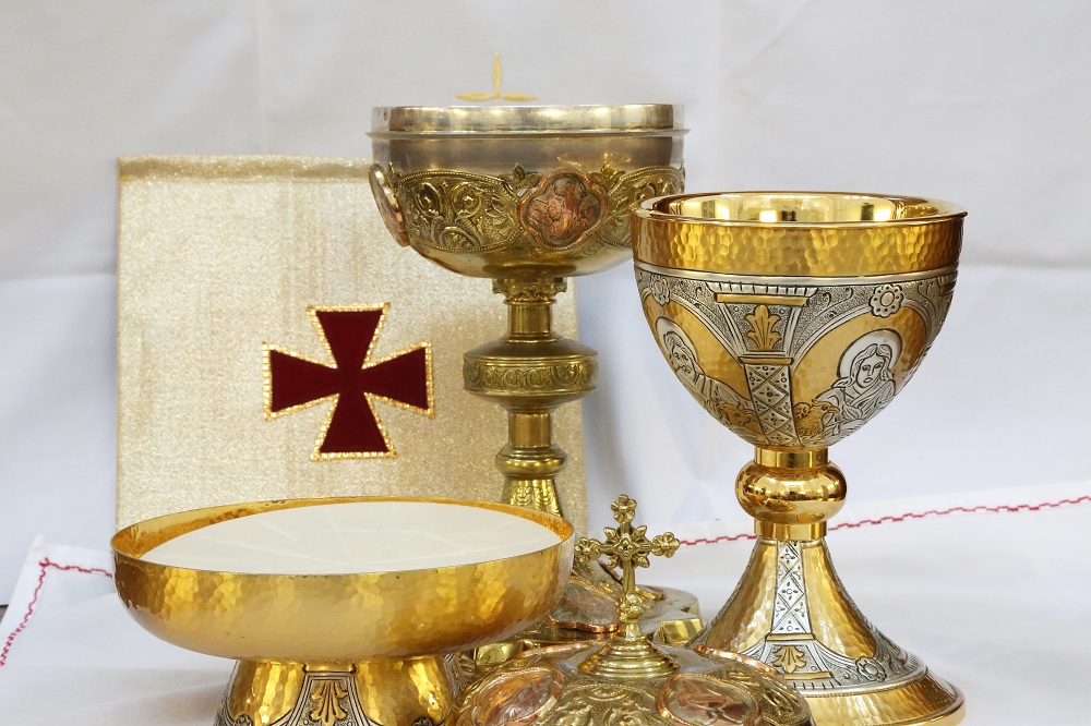 Metal or olive wood? Check out Holyart chalices, pyxes and patens.