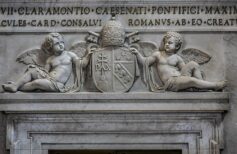 The tombs of the popes and all there is to know Interior of St. Peter's Basilica: Tomb of pope Pius VII. Papal Basilica of St. Peter in Vatican - world's largest church, is center of Christianity. VATICAN CITY. August 8, 2016.