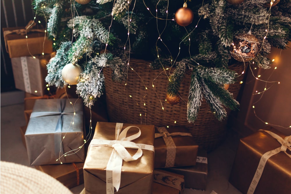 Base cover for the Christmas tree: an extra touch of originality