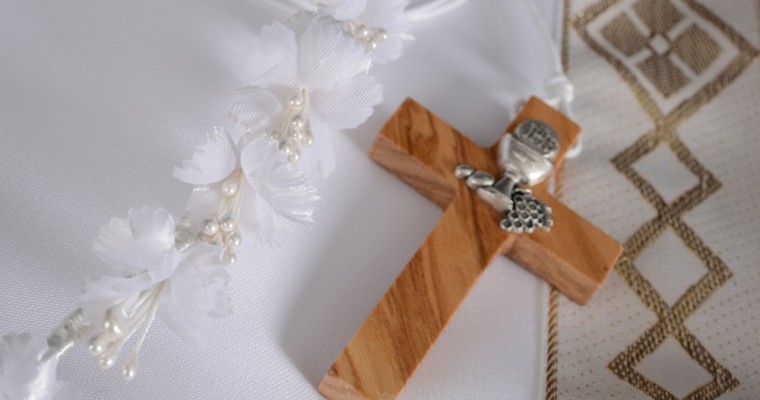 The role of the priest in the Holy Communion