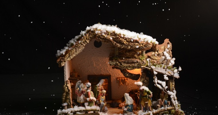 Bau dir deine eigene verschneite Krippe