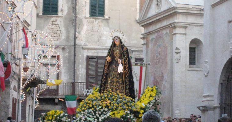 Was ist der Unterschied zwischen Verehrung, Andacht und Anbetung?