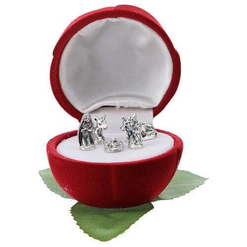 schatulle aus rotem samt in form einer rose mit der weihnachtsgeschichte