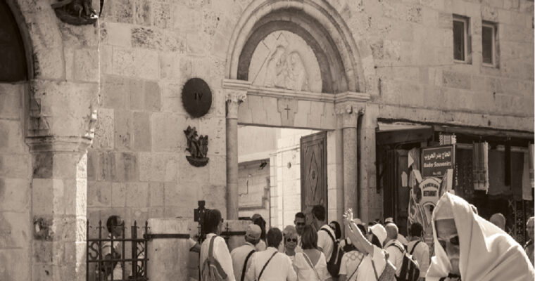 Via Dolorosa: die 14 Bronzeinstallationen, die die Szenen der Passion darstellen