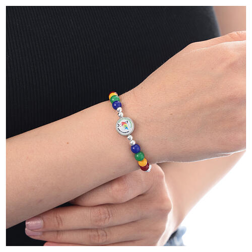 armband zum jubilaum 2025 elastisch mit weissen und farbigen keramikperlen 7 mm