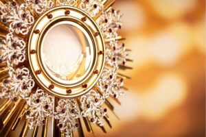Eucharistische Anbetung: Was ist das und wann wird sie praktiziert?