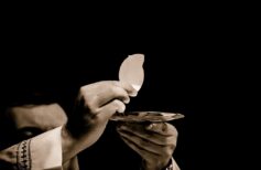 La hostia en la celebración eucarística La hostia en la celebracion eucaristica