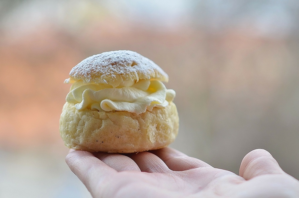 Postre típico Semla para el Carnaval en Suecia