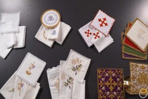 Desde el cubre cáliz hasta el corporal, todos los tejidos de la Liturgia