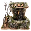 Fuente en la roca con techo para belén