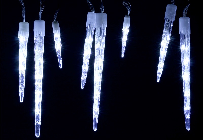 Los carámbanos luminosos que cuelgan del techo