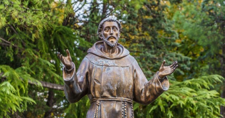 Atributos iconográficos de los santos: cómo reconocerlos de inmediato