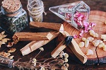 El-palo-santo-propiedades-y-beneficios-de-su-preciada-madera