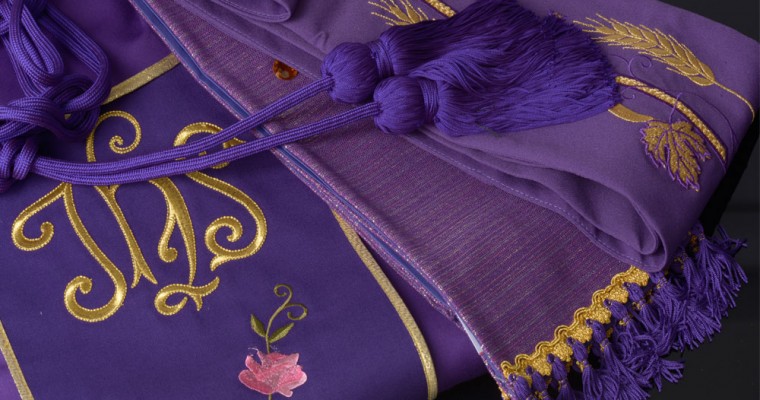 Les différentes significations des vêtements liturgiques