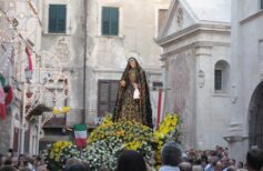 Quelle est la différence entre Vénération, Dévotion et Adoration ? Quelle est la difference entre Veneration, Devotion et Adoration