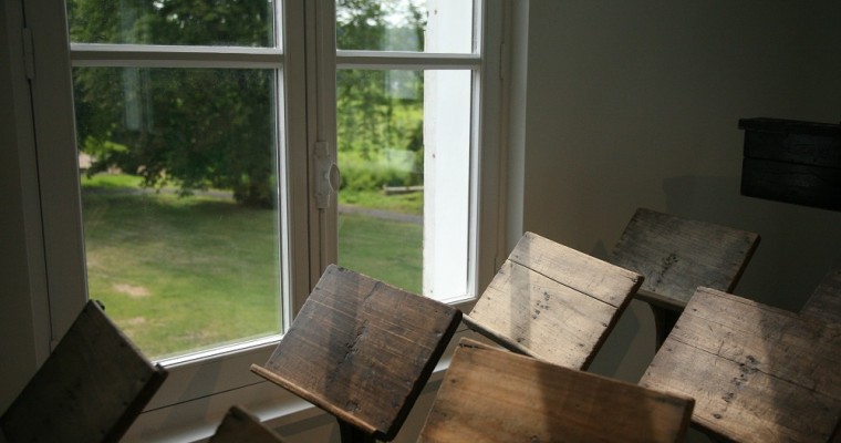 Pupitres et lutrin en plexiglas ou en bois ? Votre confort n’a pas de prix