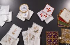 De la couverture du calice au corporal, toutes les toiles de la liturgie services de masse