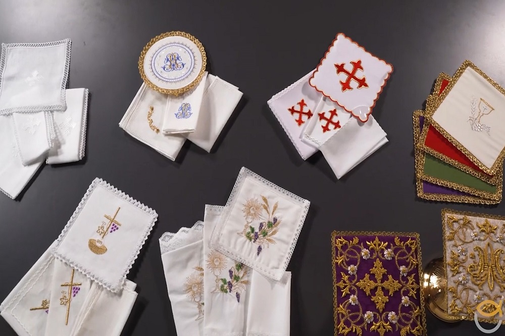De la couverture du calice au corporal, toutes les toiles de la liturgie