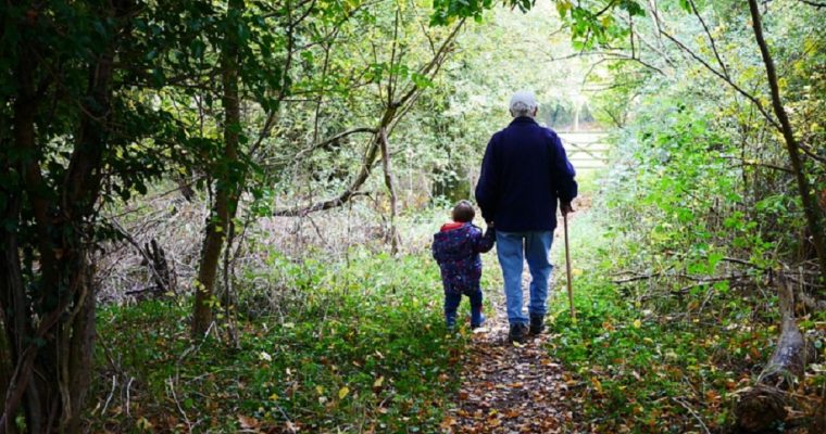 Fête des grands-parents : quand la célébrer, quoi offrir, un lien très fort avec les anges gardiens