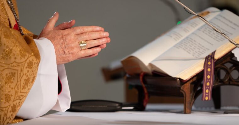 Anneau épiscopal avec améthyste: quelle est sa signification