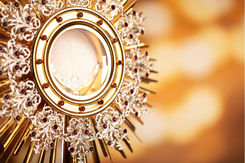 Adoration eucharistique : qu’est-ce que c’est et quand la pratiquer