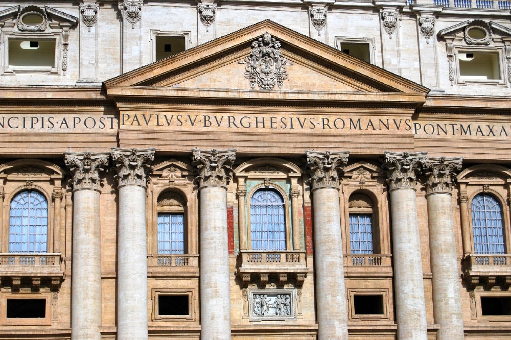 Comment élit-on un Pape : le rôle du Conclave et les secrets du rite