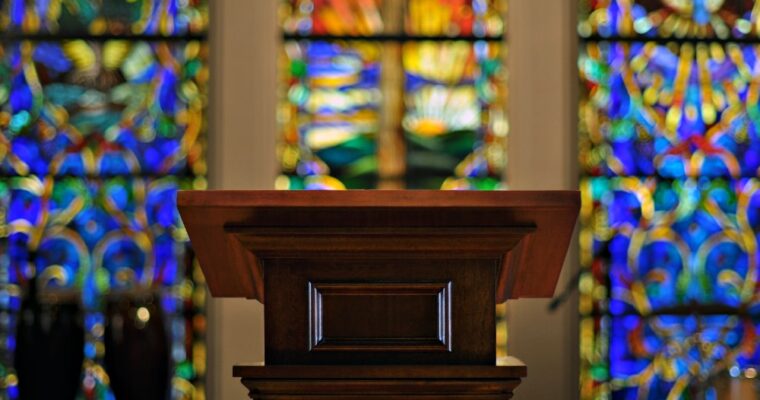 L’ambone in chiesa: da dove viene annunciata la Parola di Dio
