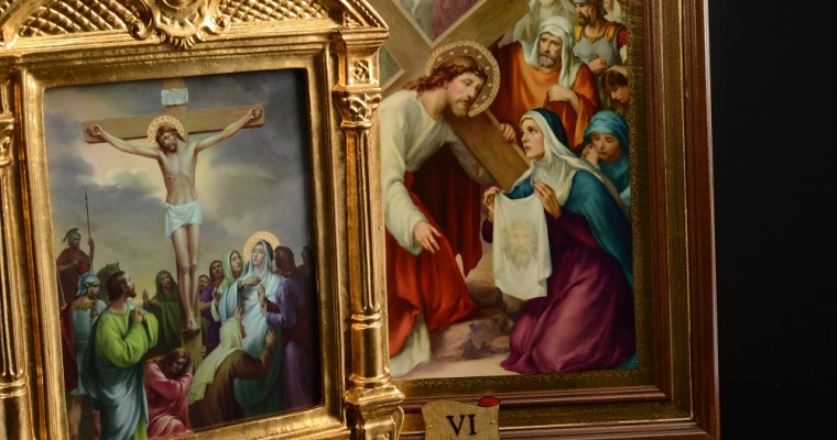 Commemorare il percorso doloroso di Cristo tramite la Via Crucis