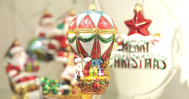 La collezione di decorazioni natalizie in vetro soffiato