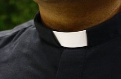 Abbigliamento clero: la semplice eleganza del clergyman camicia sacerdote