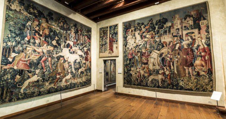 Arazzi da parete, arte sacra su tessuto per esprimere la tua fede