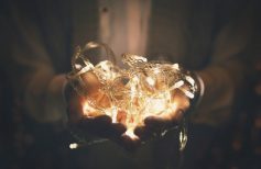 Luci di Natale: come utilizzarle tutto l'anno Luci di Natale tutto l'anno