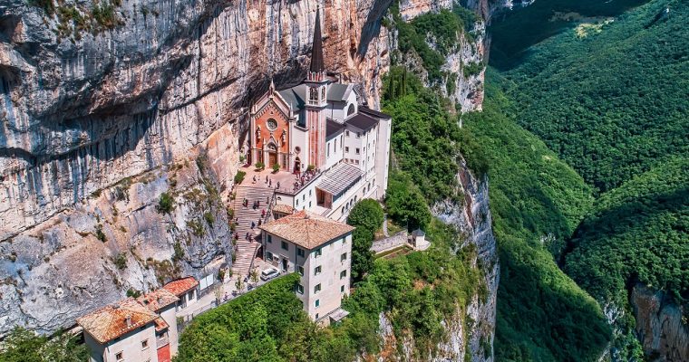 Il santuario della Madonna della Corona: suggestiva meta di pellegrinaggio