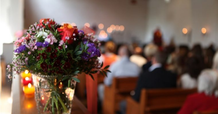 Come si svolge un funerale cattolico