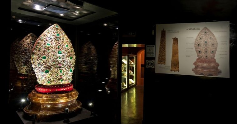 La mitra di San Gennaro: tra i tesori più preziosi al mondo