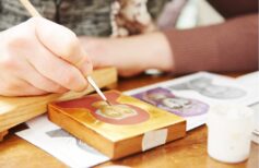 Tempera all'uovo: ecco come vengono dipinte le icone sacre tempera all'uovo icone