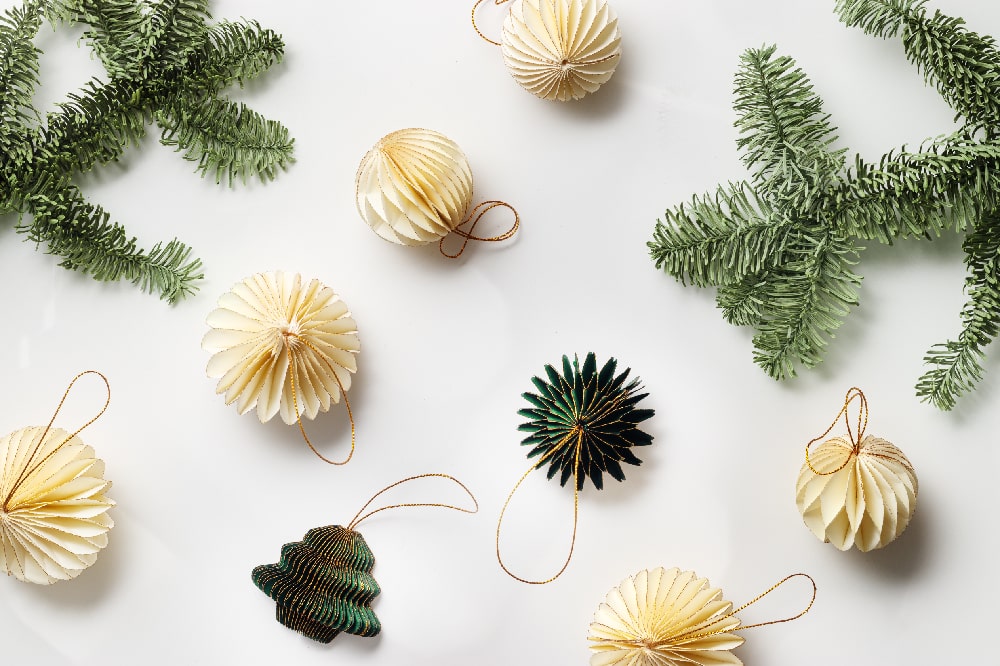 Decorazioni natalizie di carta per un albero di Natale ecologico