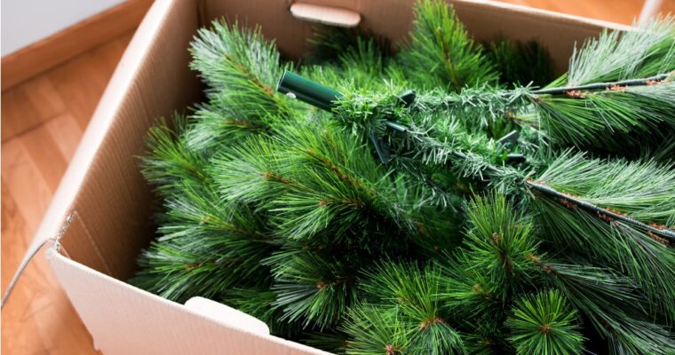 Come pulire l’albero di Natale artificiale: sembrerà nuovo e sarà profumato!