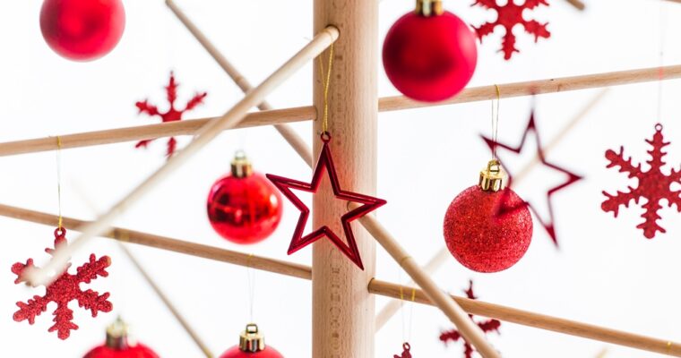 Alberi di Natale in legno: la tendenza naturale che conquista le feste