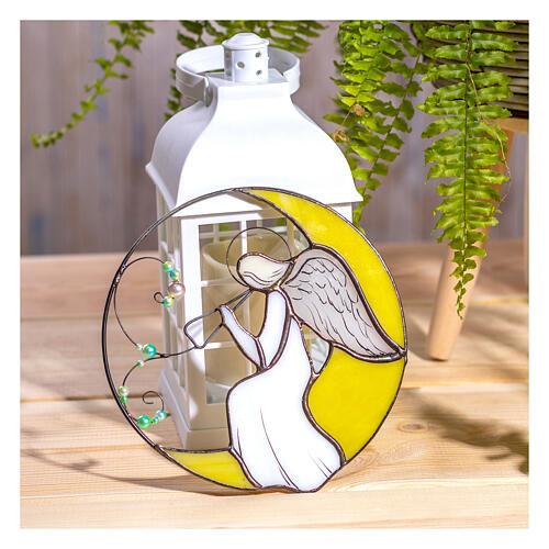 angelo con flauto sulla luna in vetro colorato