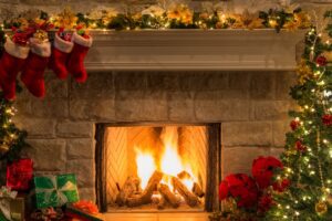 Camini addobbati per Natale: idee e ispirazioni per un’atmosfera calda e accogliente