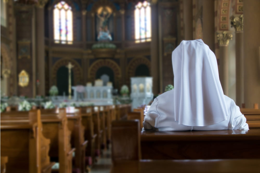 Che differenza c’è tra una suora e una monaca? Ruoli, voti e vita religiosa spiegati