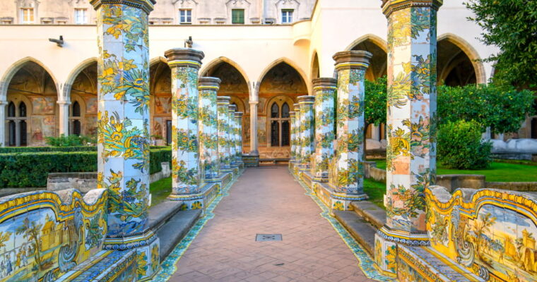 Il Chiostro di Santa Chiara: storia di un capolavoro unico
