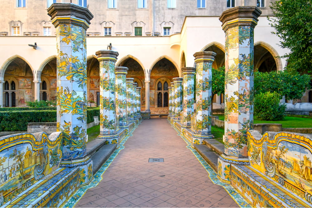 Il Chiostro di Santa Chiara: storia di un capolavoro unico