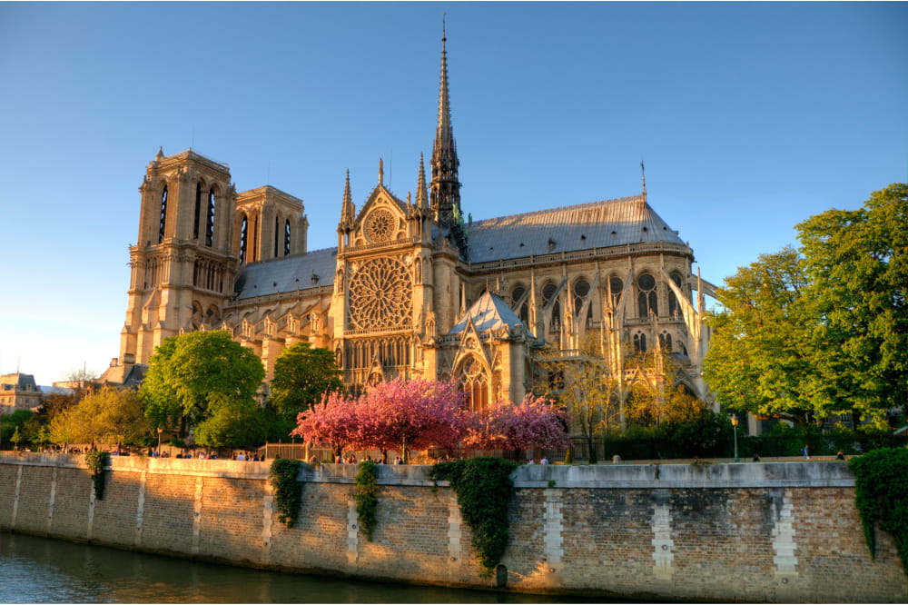 Notre-Dame de Paris: arte, fede e storia di un monumento eterno