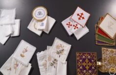 Nabożeństwa mszalne, od kielicha po korporał, obejmują wszystkie elementy liturgii Nabozenstwa mszalne