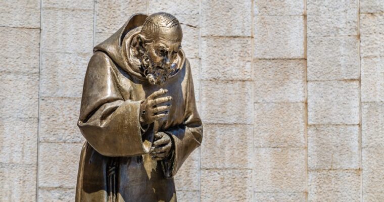 Grupy modlitewne Padre Pio: silne nabożeństwo do Świętego w Anglii