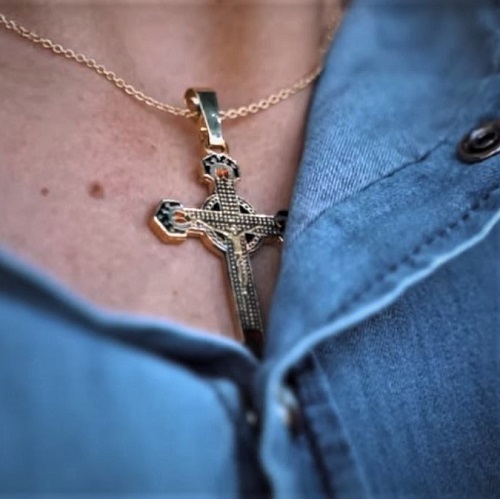 Pingente crucifixo esmaltado